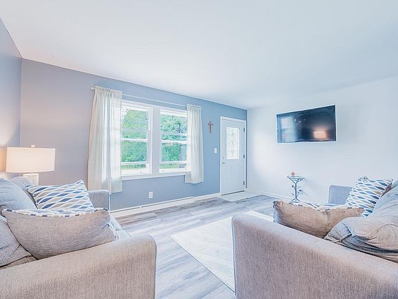 4th image of 210 Suffolk Dr