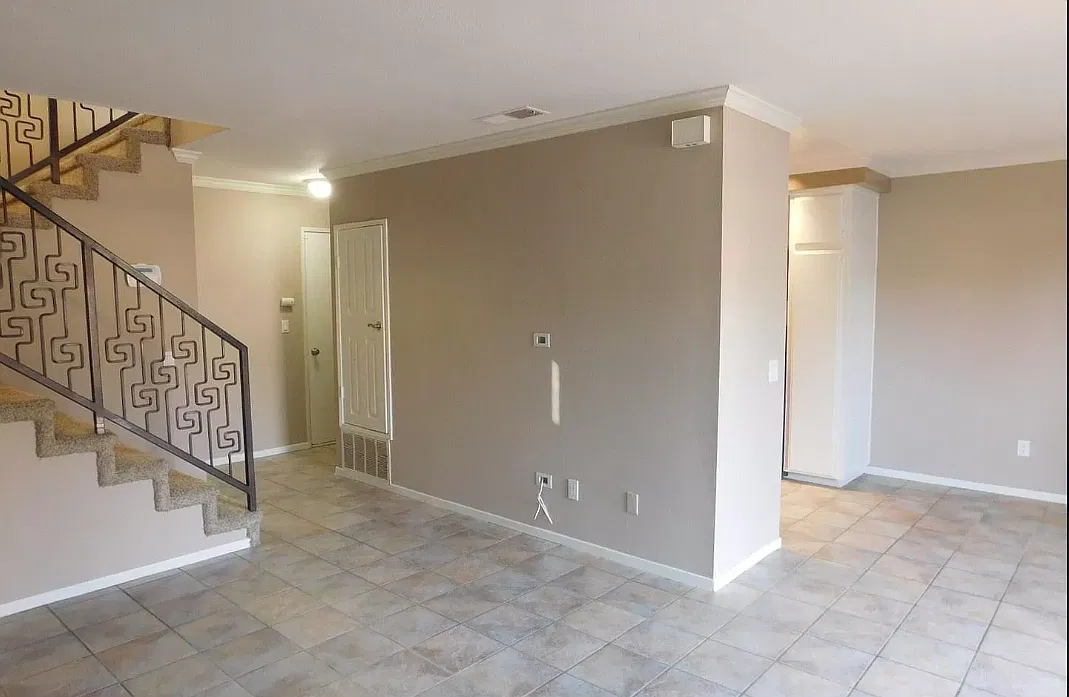 2 bed, 984 sqft, $3,300 — Photo 2