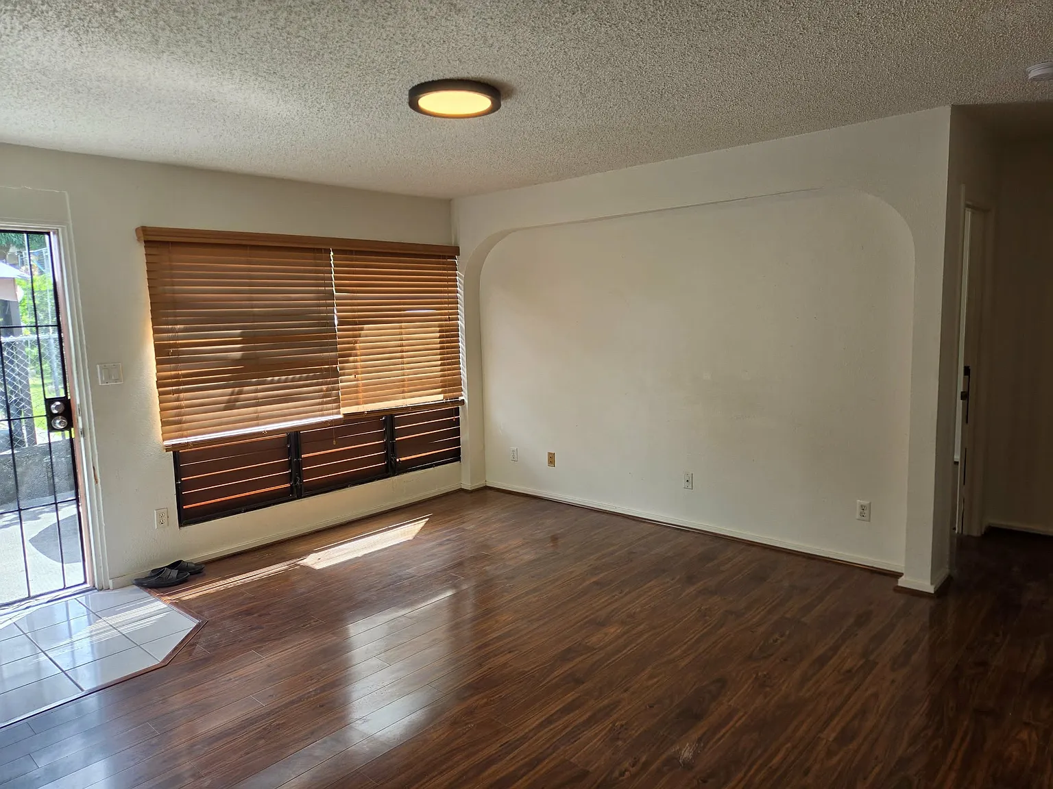 2 bed, 950 sqft, $2,550 — Photo 1