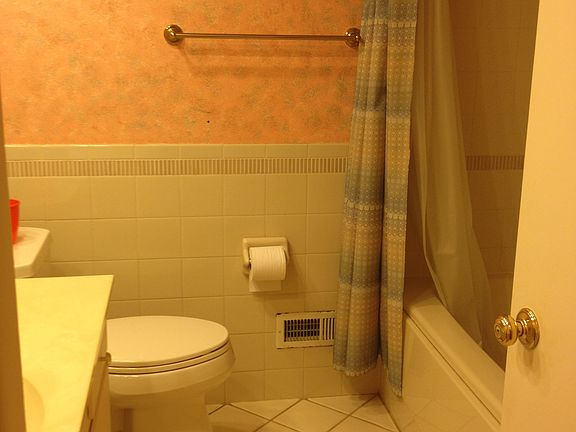 Main floor full bathroom with jacuzzi