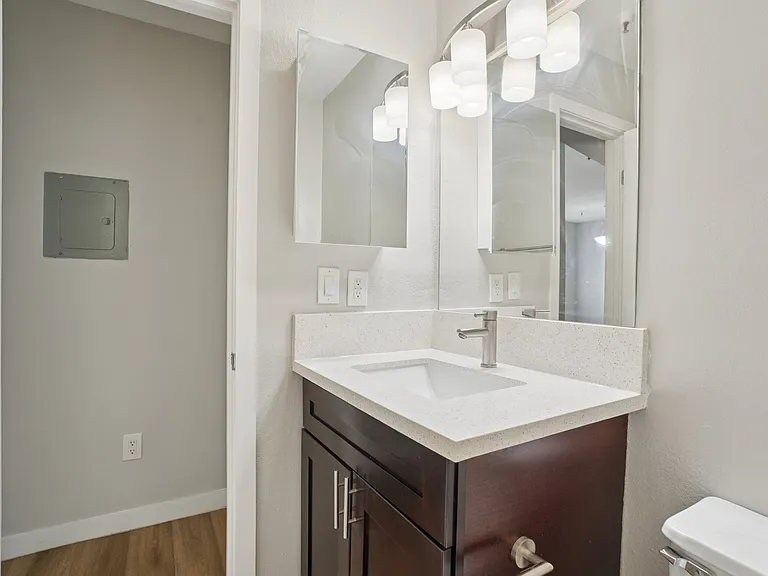 Chadron Apts — Photo 28
