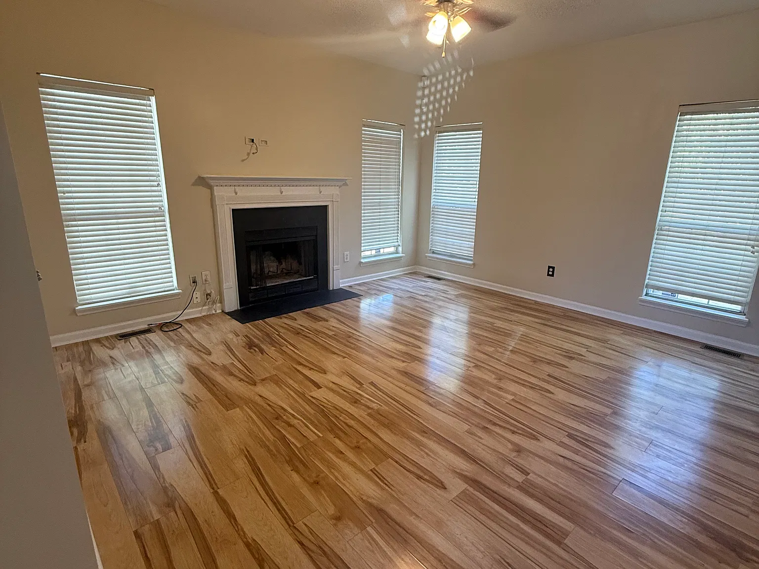 3 bed, 2.5 bath, 2028 sqft, $2,300 — Photo 4