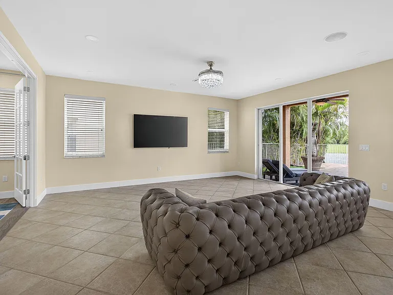 1724 Annandale Cir — Photo 19