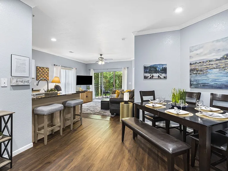 813 Holiday Rdg #H1 — Photo 1