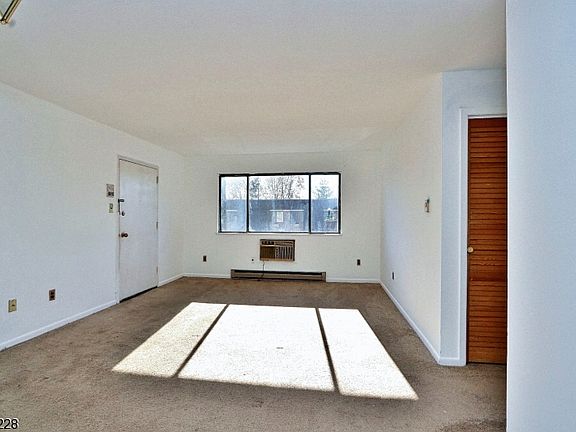 4th image of 731-733 Belleville Ave #B13