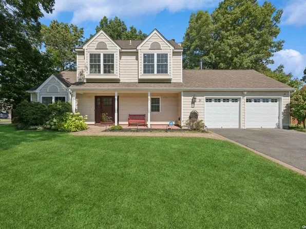 31 Pine Road, Coram, NY 11727