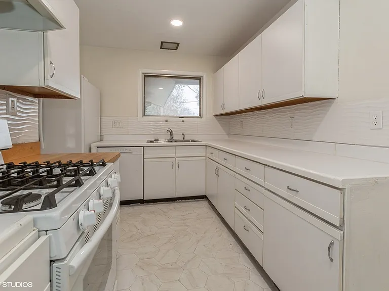 121 Belmont Ct — Photo 6