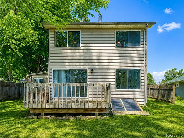 4165 Highcrest Dr — Photo 27