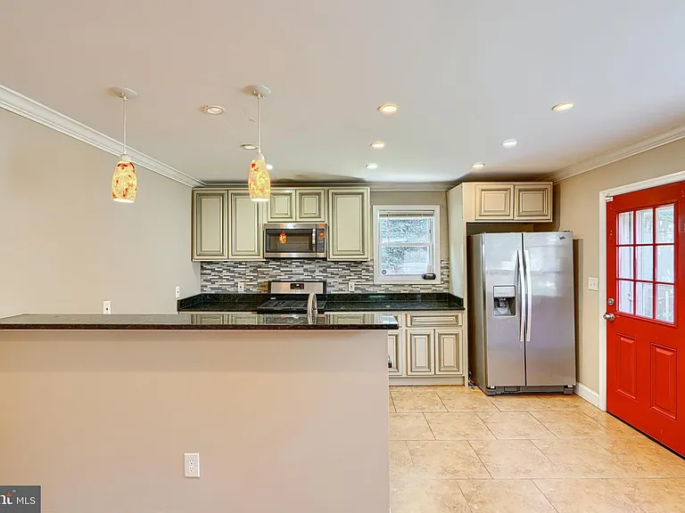 6110 Everall Ave — Photo 9