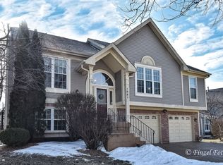 1085 Clover Hill Ln, Elgin, IL 60120