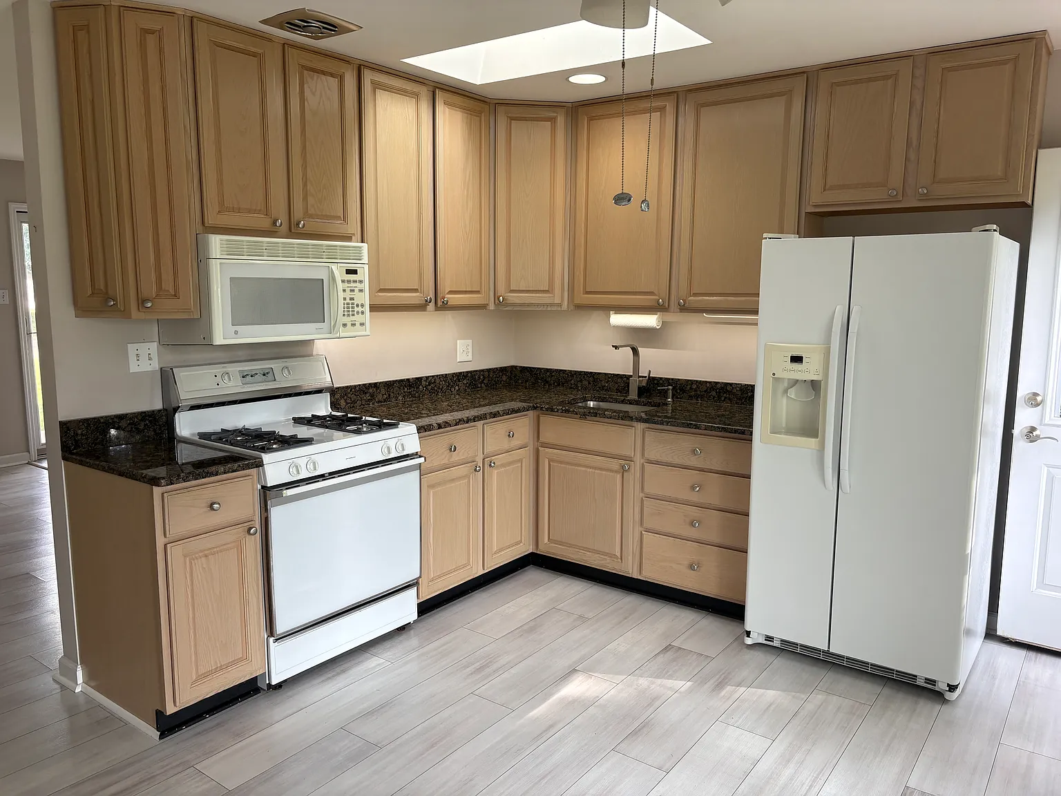 3 bed, 936 sqft, $2,200 — Photo 3