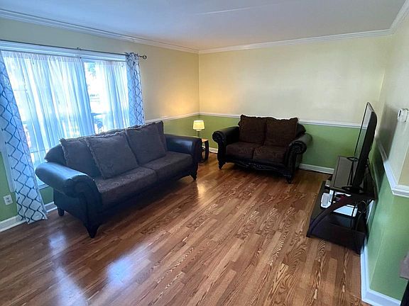 4th image of 320 Woodleaf Ct