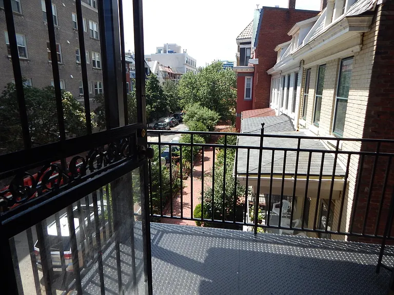 1918 17th St NW #4 — Photo 9