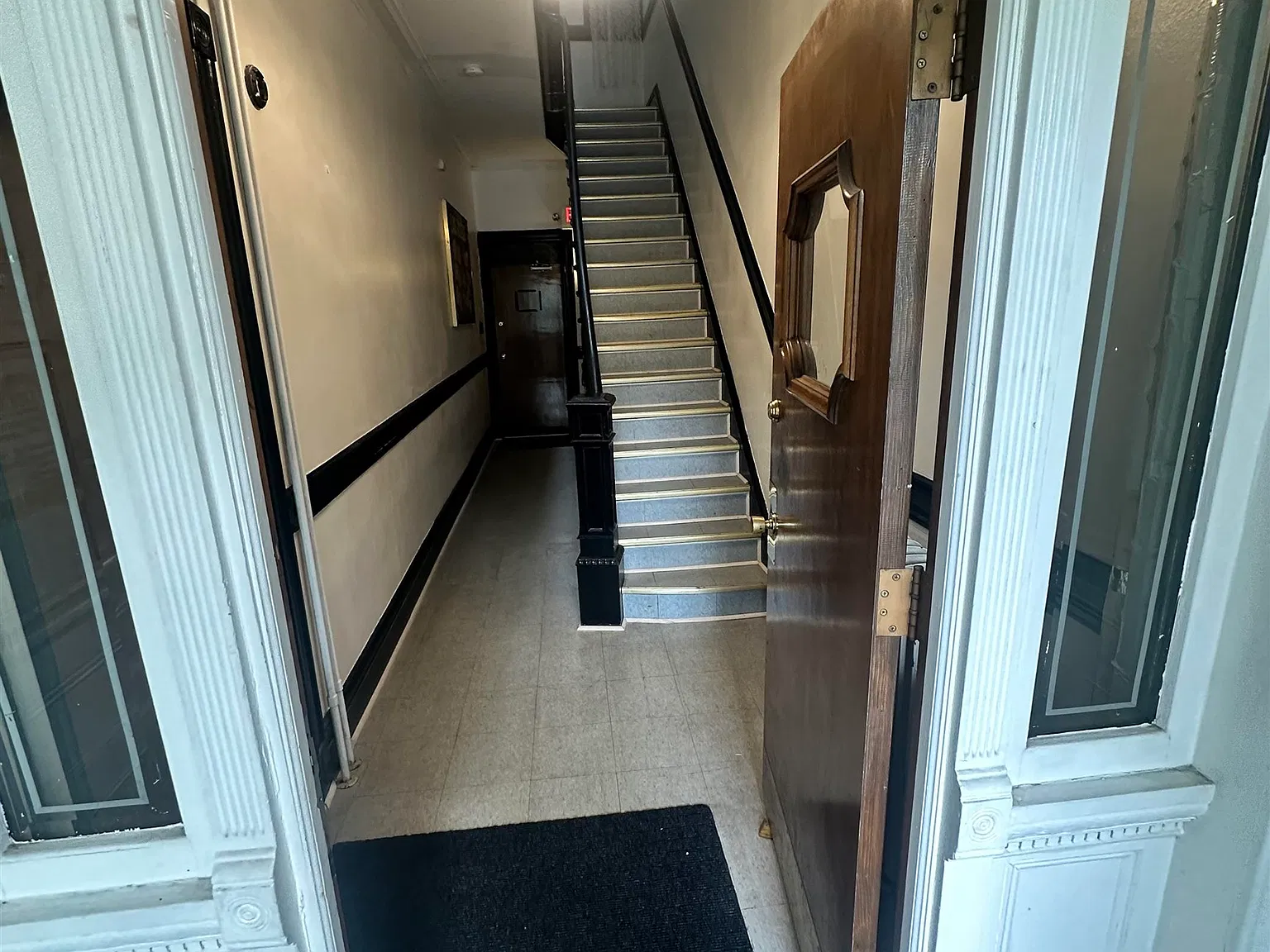 1 bed, 1.0 bath, 850 sqft, $2,350 — Photo 2