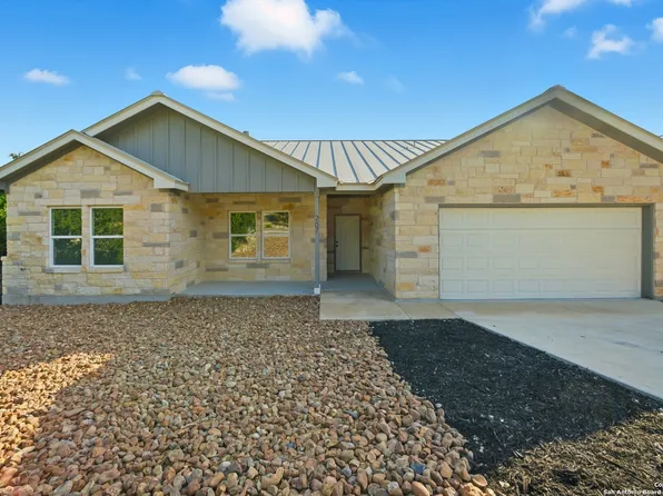 207 Deer Oaks, Lakehills, TX 78063