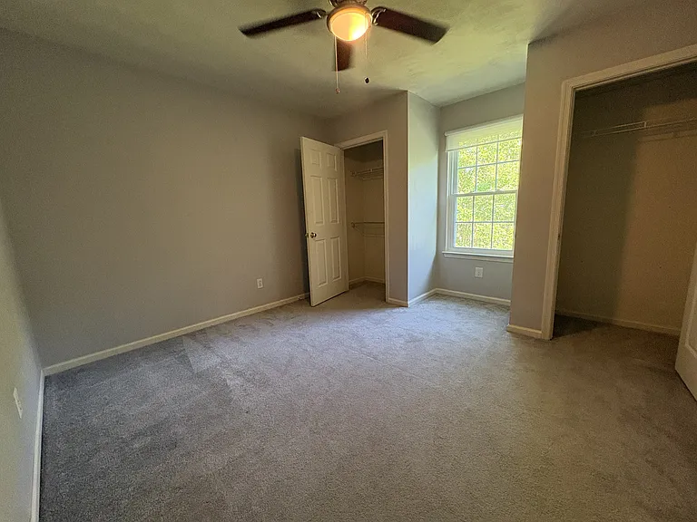 Guest bedroom 1 (upstairs)