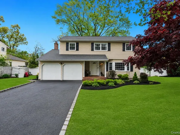 16 Lenore Place, Hauppauge, NY 11788