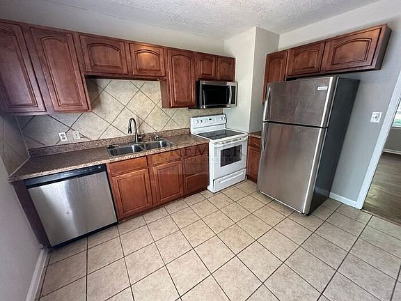5th image of 613 N Sunset Dr
