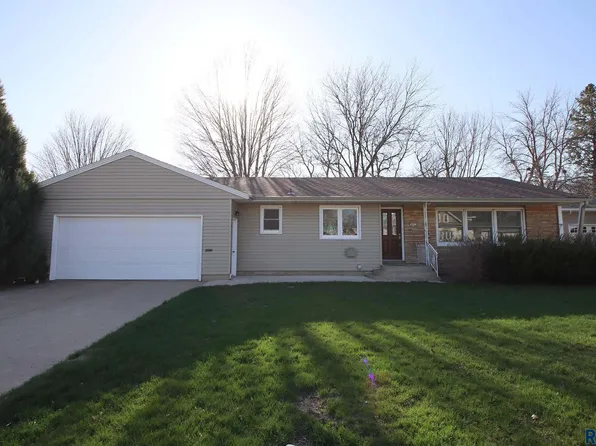 805 N Dakota St, Canton, SD 57013