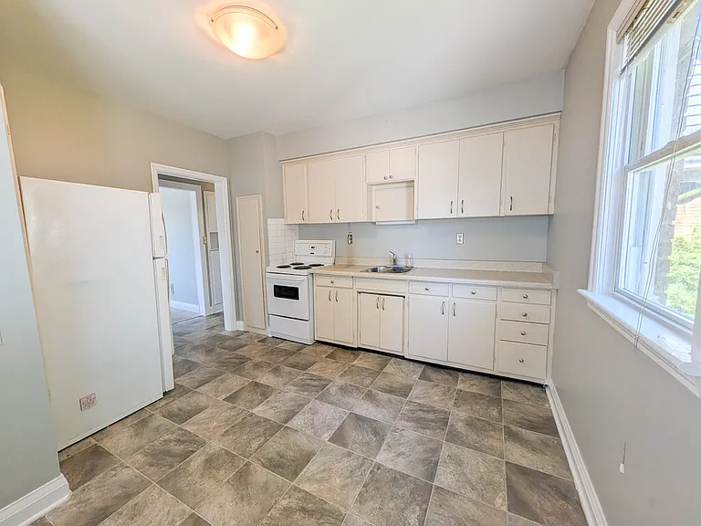106 Haig St — Photo 7