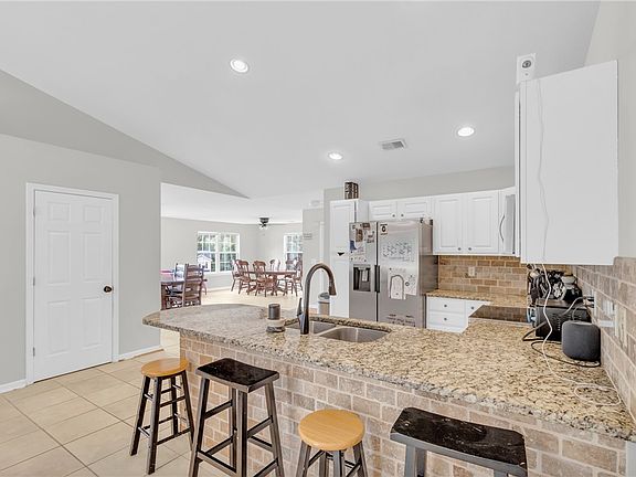 5th image of 129 Saint James Ct