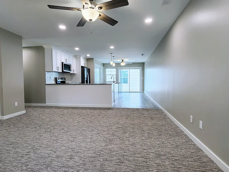 512 W Broadway Ave — Photo 1