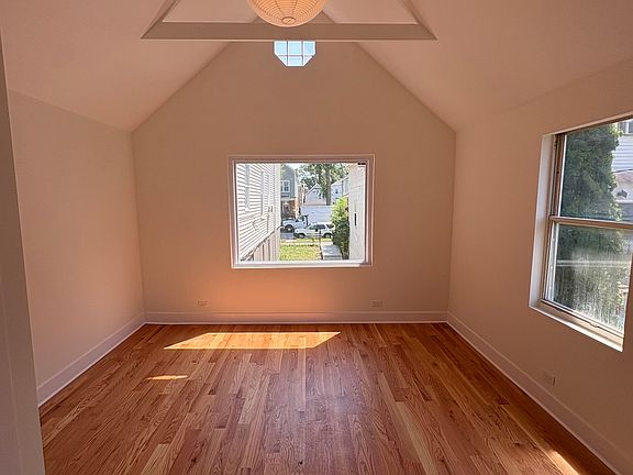 3rd image of 1740 N Francisco Ave #Ch