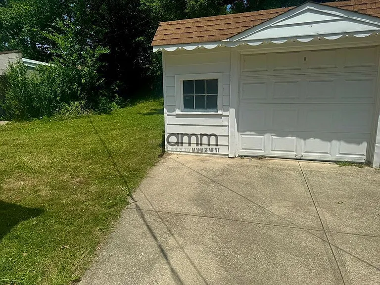 18713 Waterbury Ave — Photo 26