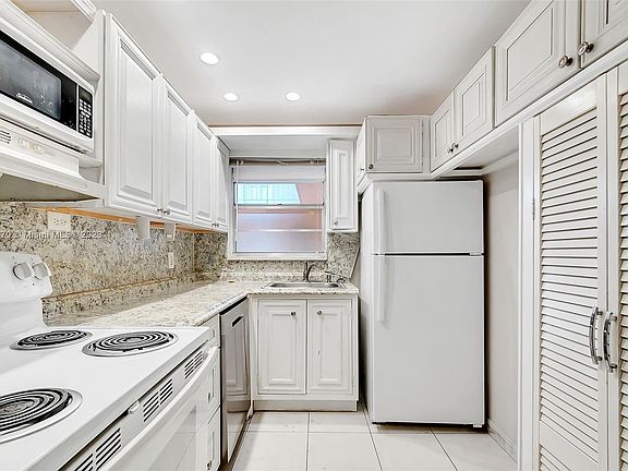 4th image of 1840 Dewey St APT 203