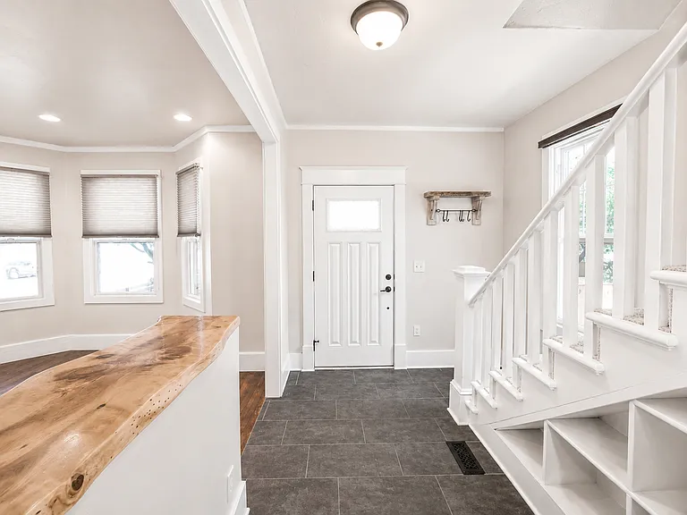 146 NW Jefferson Pl — Photo 7