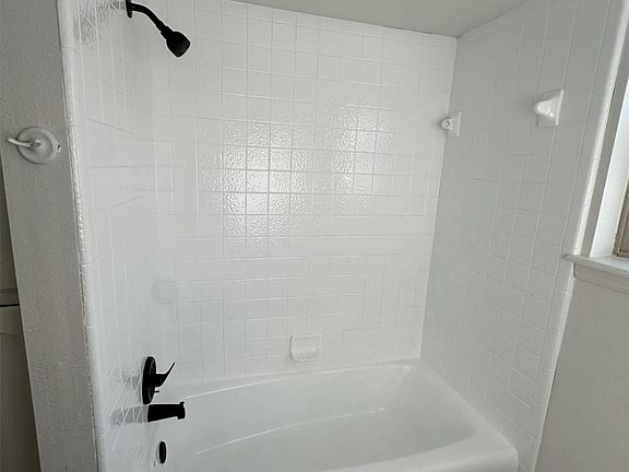 5th image of 801 W Utica St