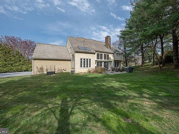 3rd image of 840 Springbank Ln