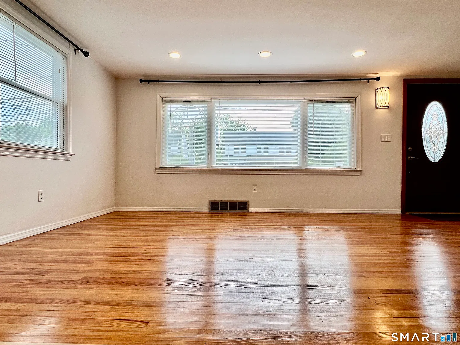 4 bed, 1.0 bath, 1200 sqft, $3,500 — Photo 3