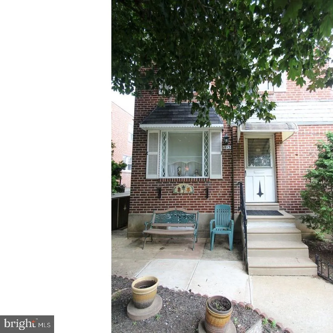 3 bed, 1.5 bath, 1224 sqft, $1,900 — Photo 1