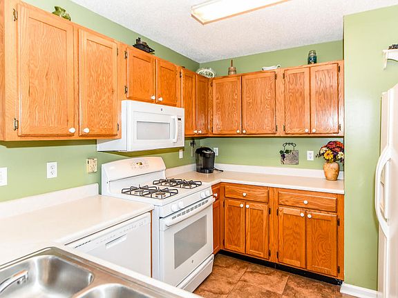 5th image of 2220 Portland Dr