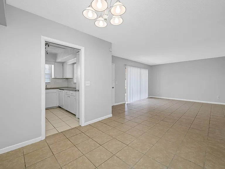 Lake Tarpon Apartments — Photo 41