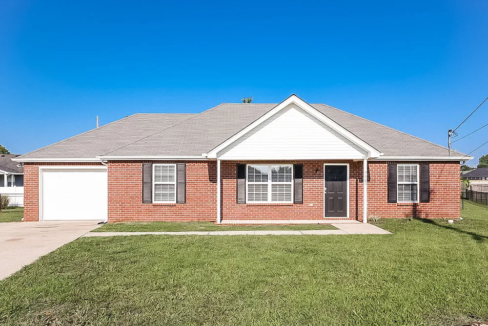 3 bed, 2.0 bath, 1260 sqft, $1,945 — Photo 1