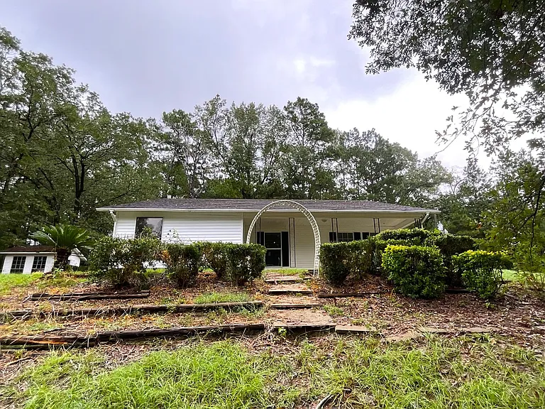 149 Lakeshore Dr — Photo 1