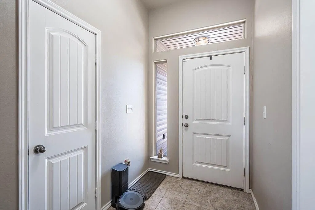 3 bed, 2.0 bath, 1660 sqft, $2,900 — Photo 2