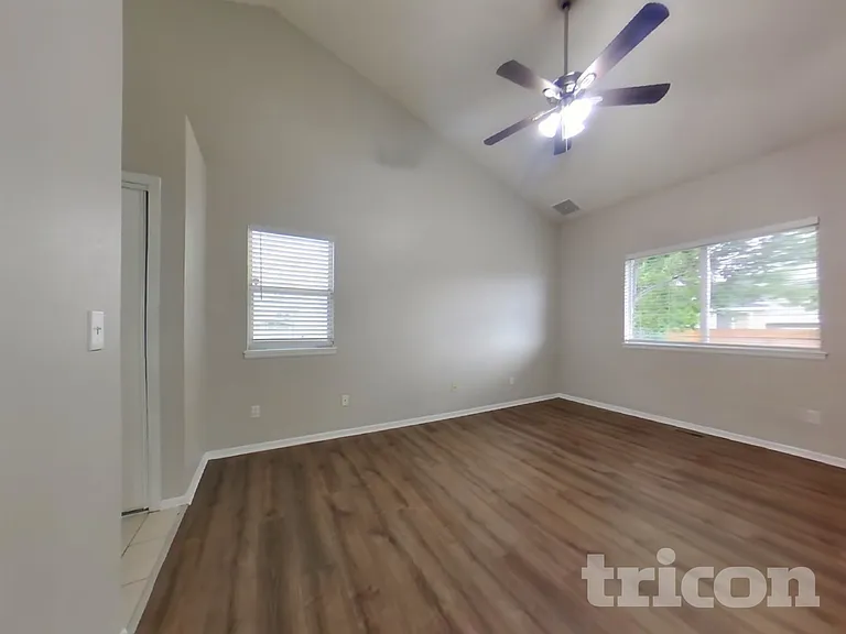 995 Cobblestone Dr — Photo 5