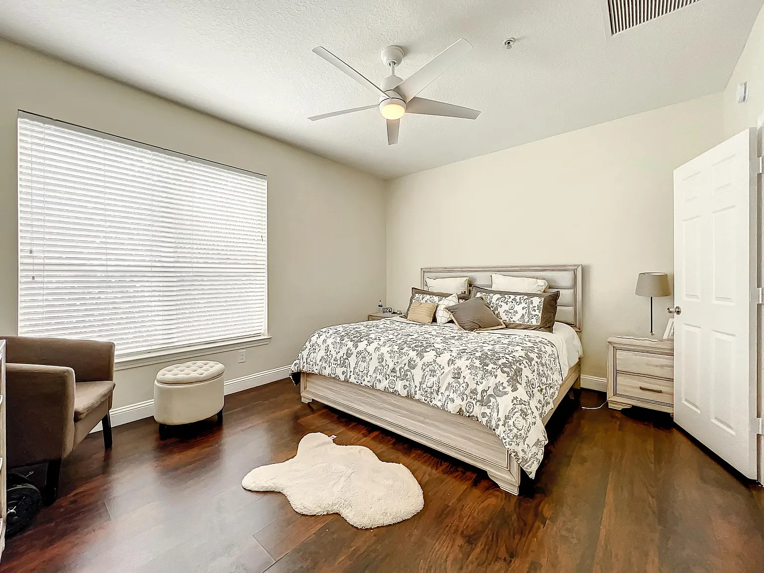 4 bed, 3.5 bath, 2142 sqft, $2,500 — Photo 2
