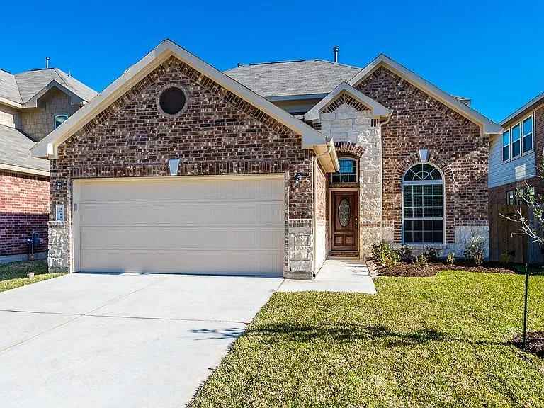 2911 Lake Dr — Photo 1