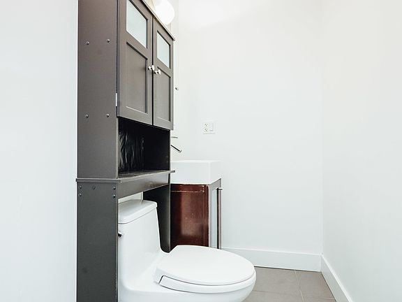 5th image of 245 Frost St #1P