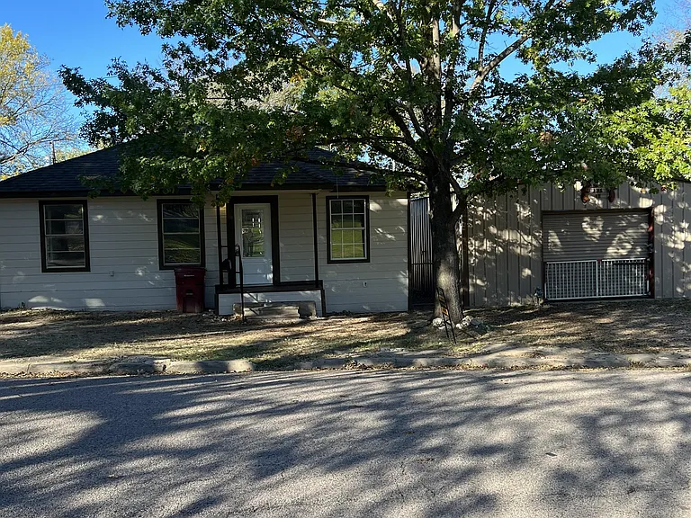 320 S 4th St — Photo 15