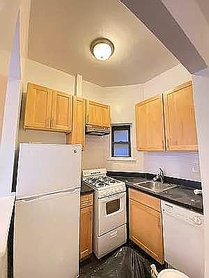 3rd image of 207 E 89th St APT C12