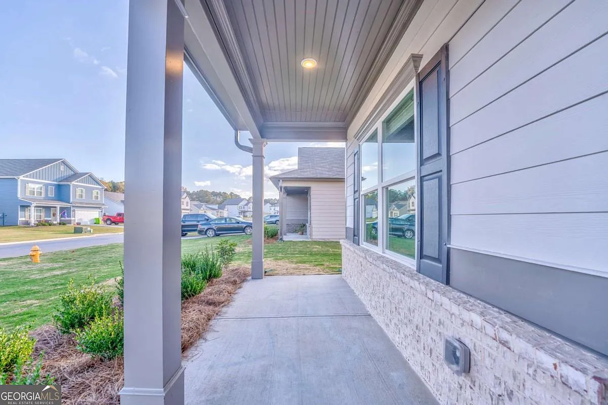 4 bed, 2.5 bath, 2373 sqft, $2,500 — Photo 2