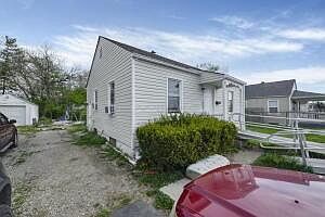4th image of 1864 E Hudson St
