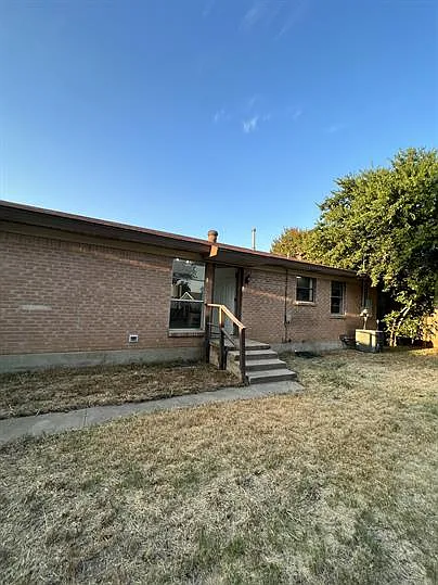 1402 Missouri Ave — Photo 3