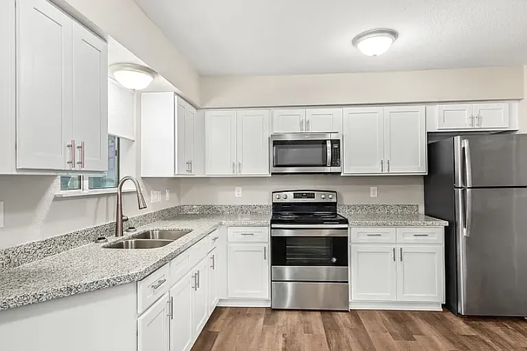 1146 E 2nd St #B — Photo 4