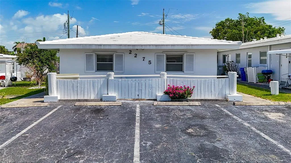 2 bed, 1.0 bath, 1693 sqft, $2,400 — Photo 1